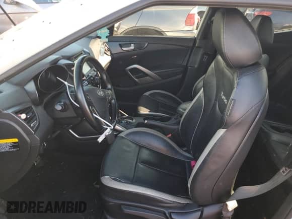 2015 Hyundai Veloster Turbo z VIN KMHTC6AE9FU233518, wystawiony jako Copart lot #70393013 z przebiegiem 86 344 mil mil oraz . Historia ofert i sprzedaży dostępna na DreamBid. Obrazek 7.