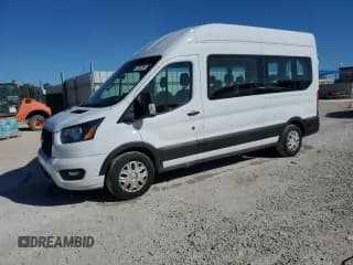 ✅ 2023 Ford Transit Passenger XL • VIN: 1FBAX2X88PKA80268 • Lot: 48070675. Wystawiony na Copart z przebiegiem 73 033 mil. Bezpłatny archiwum sprzedaży aukcyjnych z USA i szczegółowy raport historii pojazdu na DreamBid. Zdjęcie 1.