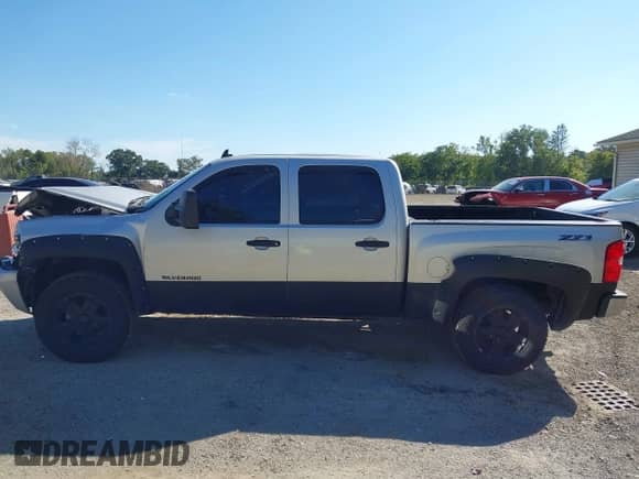 2011 Chevrolet Silverado 1500 LT z VIN 3GCPKSE35BG404711, wystawiony jako IAAI lot #43175333 z przebiegiem 234 937 mil mil oraz . Historia ofert i sprzedaży dostępna na DreamBid. Obrazek 15.