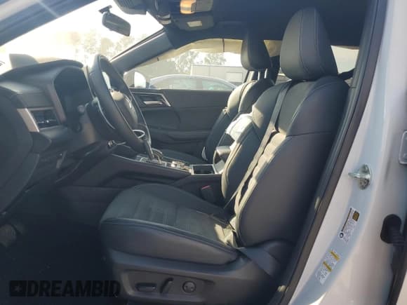 ✅ 2024 Mitsubishi Outlander SE • VIN: JA4J3VA81RZ028390 • Lot: 70462035. Listed on Copart with 17,117 mi. Free auction sales archive from the USA and detailed vehicle history report at DreamBid. Image 7.