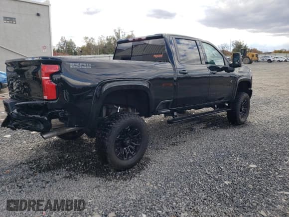 ✅ 2025 Chevrolet Silverado 2500HD LTZ • VIN: 2GC4KPE71S1211032 • Lot: 86865925. Wystawiony na Copart z przebiegiem 1 698 mil. Bezpłatny archiwum sprzedaży aukcyjnych z USA i szczegółowy raport historii pojazdu na DreamBid. Zdjęcie 3.