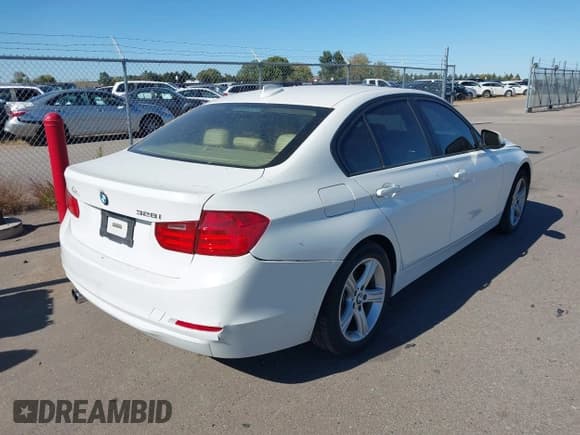 ✅ 2013 BMW 3 Series 328i • VIN: WBA3A5G5XDNP26768 • Lot: 43434731. Wystawiony na IAAI z przebiegiem 128 961 mil. Bezpłatny archiwum sprzedaży aukcyjnych z USA i szczegółowy raport historii pojazdu na DreamBid. Zdjęcie 4.