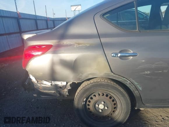 ✅ 2015 Nissan Versa S Plus • VIN: 3N1CN7AP7FL915302 • Lot: 43675811. Wystawiony na IAAI z przebiegiem 104 651 mil. Bezpłatny archiwum sprzedaży aukcyjnych z USA i szczegółowy raport historii pojazdu na DreamBid. Zdjęcie 12.