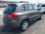 2013 Volkswagen Tiguan SE z VIN WVGAV7AX3DW020767, wystawiony jako IAAI lot #42433752 z przebiegiem 107 913 mil mil oraz . Historia ofert i sprzedaży dostępna na DreamBid. Obrazek 4.