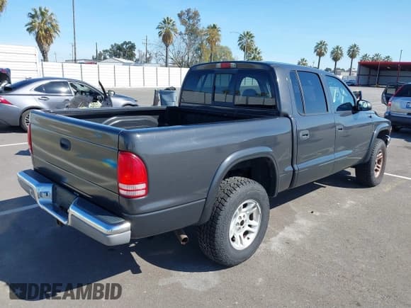 ✅ 2002 Dodge Dakota SLT • VIN: 1B7HG48N82S634864 • Lot: 41839572. Wystawiony na IAAI z przebiegiem 138 557 mil. Bezpłatny archiwum sprzedaży aukcyjnych z USA i szczegółowy raport historii pojazdu na DreamBid. Zdjęcie 4.