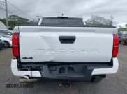 ✅ 2024 Toyota Tacoma SR5 • VIN: 3TYLB5JN0RT011867 • Lot: 43376269. Wystawiony na IAAI z przebiegiem 11 323 mil. Bezpłatny archiwum sprzedaży aukcyjnych z USA i szczegółowy raport historii pojazdu na DreamBid. Zdjęcie 16.