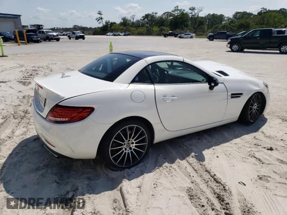 ✅ 2018 Mercedes-Benz SLC 300 • VIN: WDDPK3JA6JF152323 • Lot: 51812223. Wystawiony na Copart z przebiegiem 24 861 mil. Bezpłatny archiwum sprzedaży aukcyjnych z USA i szczegółowy raport historii pojazdu na DreamBid. Zdjęcie 3.