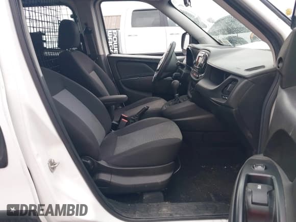 ✅ 2019 Ram ProMaster City Cargo Tradesman • VIN: ZFBHRFAB7K6M23513 • Lot: 43374215. Wystawiony na IAAI z przebiegiem 122 709 mil. Bezpłatny archiwum sprzedaży aukcyjnych z USA i szczegółowy raport historii pojazdu na DreamBid. Zdjęcie 5.