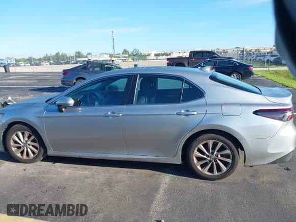 2023 Toyota Camry LE z VIN 4T1C11AK9PU144502, wystawiony jako IAAI lot #43307396 z przebiegiem 146 171 mil mil oraz . Historia ofert i sprzedaży dostępna na DreamBid. Obrazek 15.