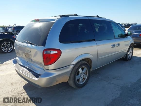 ✅ 2005 Dodge Caravan SXT • VIN: 2D4GP44L55R134475 • Lot: 43575271. Listed on IAAI with 200,475 mi. Free auction sales archive from the USA and detailed vehicle history report at DreamBid. Image 4.