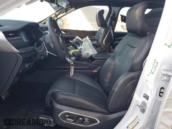 ✅ 2023 Jeep Grand Cherokee Overland • VIN: 1C4RJYD6XPC634054 • Lot: 84383545. Wystawiony na Copart z przebiegiem 24 102 mil. Bezpłatny archiwum sprzedaży aukcyjnych z USA i szczegółowy raport historii pojazdu na DreamBid. Zdjęcie 7.