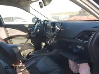 ✅ 2019 Jeep Cherokee Trailhawk • VIN: 1C4PJMBX5KD420703 • Lot: 43543876. Wystawiony na IAAI z przebiegiem 63 721 mil. Bezpłatny archiwum sprzedaży aukcyjnych z USA i szczegółowy raport historii pojazdu na DreamBid. Zdjęcie 5.