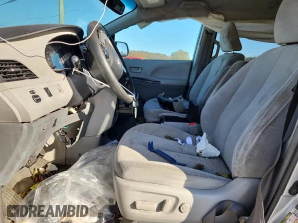 ✅ 2014 Toyota Sienna LE • VIN: 5TDKK3DC7ES476629 • Lot: 92272105. Wystawiony na Copart z przebiegiem 258 506 mil. Bezpłatny archiwum sprzedaży aukcyjnych z USA i szczegółowy raport historii pojazdu na DreamBid. Zdjęcie 7.