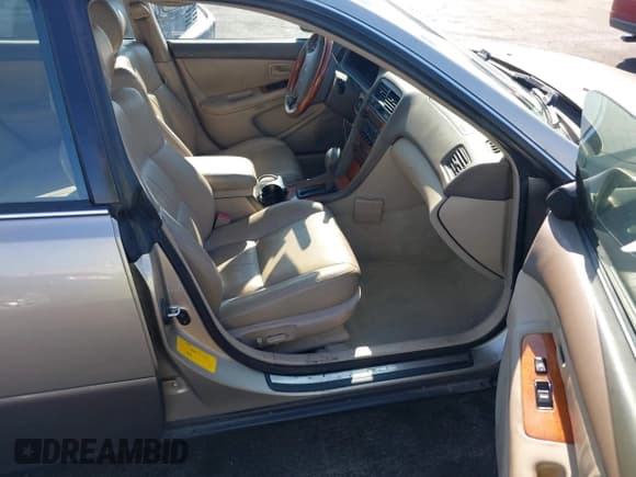 ✅ 2000 Lexus ES 300 • VIN: JT8BF28G2Y0270068 • Lot: 43086944. Wystawiony na IAAI z przebiegiem 131 915 mil. Bezpłatny archiwum sprzedaży aukcyjnych z USA i szczegółowy raport historii pojazdu na DreamBid. Zdjęcie 5.