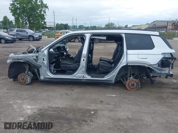 ✅ 2023 Jeep Grand Cherokee Altitude • VIN: 1C4RJKAG8P8797170 • Lot: 42995950. Wystawiony na IAAI z przebiegiem 40 226 mil. Bezpłatny archiwum sprzedaży aukcyjnych z USA i szczegółowy raport historii pojazdu na DreamBid. Zdjęcie 14.