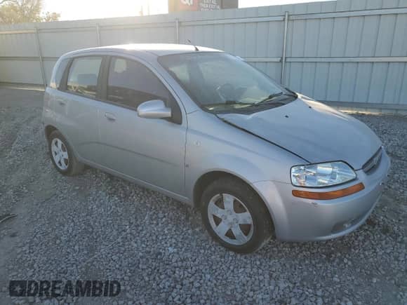 2007 Chevrolet Aveo LS z VIN KL1TD66607B694761, wystawiony jako Copart lot #82468584 z przebiegiem 105 546 mil mil oraz Szkoda całkowita • Salvage title. Historia ofert i sprzedaży dostępna na DreamBid. Obrazek 4.