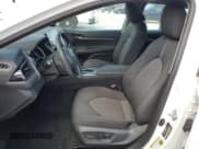 ✅ 2022 Toyota Camry LE • VIN: 4T1C11AK9NU680525 • Lot: 90269995. Wystawiony na Copart z przebiegiem 14 336 mil. Bezpłatny archiwum sprzedaży aukcyjnych z USA i szczegółowy raport historii pojazdu na DreamBid. Zdjęcie 7.