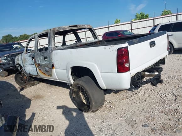 ✅ 2005 Chevrolet Silverado 2500HD LS • VIN: 1GCHK23295F869738 • Lot: 39714798. Wystawiony na IAAI z przebiegiem Nie podano. Bezpłatny archiwum sprzedaży aukcyjnych z USA i szczegółowy raport historii pojazdu na DreamBid. Zdjęcie 3.