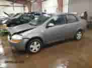2006 Chevrolet Aveo LS z VIN KL1TD56646B553734, wystawiony jako Copart lot #88496205 z przebiegiem 156 610 mil mil oraz Czysty tytuł • Clean title. Historia ofert i sprzedaży dostępna na DreamBid. Obrazek 1.