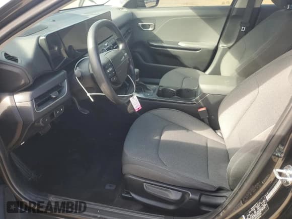 ✅ 2025 Kia K4 LXS • VIN: 3KPFT4DE5SE013061 • Lot: 87062605. Wystawiony na Copart z przebiegiem 22 332 mil. Bezpłatny archiwum sprzedaży aukcyjnych z USA i szczegółowy raport historii pojazdu na DreamBid. Zdjęcie 7.