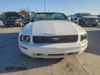 ✅ 2005 Ford Mustang Deluxe • VIN: 1ZVFT84N355215790 • Lot: 92672685. Wystawiony na Copart z przebiegiem Nie podano. Bezpłatny archiwum sprzedaży aukcyjnych z USA i szczegółowy raport historii pojazdu na DreamBid. Zdjęcie 5.