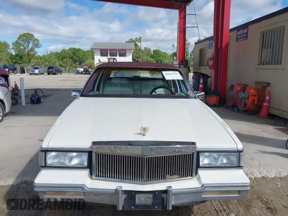 ✅ 1988 Cadillac DeVille • VIN: 1G6CD5154J4297778 • Lot: 41611765. Wystawiony na IAAI z przebiegiem 92 434 mil. Bezpłatny archiwum sprzedaży aukcyjnych z USA i szczegółowy raport historii pojazdu na DreamBid. Zdjęcie 12.