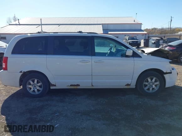 ✅ 2008 Chrysler Town & Country Touring • VIN: 2A8HR54P58R635450 • Lot: 43638098. Listed on IAAI with 322,652 mi. Free auction sales archive from the USA and detailed vehicle history report at DreamBid. Image 13.