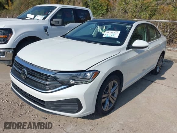 ✅ 2024 Volkswagen Jetta SE • VIN: 3VW7M7BU1RM012516 • Lot: 43725745. Wystawiony na IAAI z przebiegiem 51 428 mil. Bezpłatny archiwum sprzedaży aukcyjnych z USA i szczegółowy raport historii pojazdu na DreamBid. Zdjęcie 2.