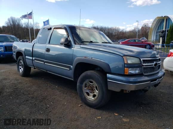 ✅ 2006 Chevrolet Silverado 1500 LS • VIN: 2GCEK19B761142711 • Lot: 78874364. Wystawiony na Copart z przebiegiem Nie podano mil. Skorzystaj z bezpłatnego archiwum sprzedaży aukcyjnych z USA i zobacz szczegółowy raport historii pojazdu na DreamBid. Zdjęcie 4.
