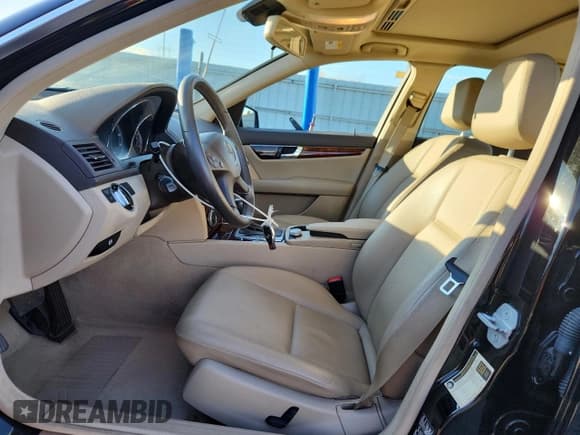 ✅ 2011 Mercedes-Benz C 300 Sport • VIN: WDDGF8BB7BR146166 • Лот: 90242515. Опубликован ранее на Copart с пробегом 83 234 миль. Бесплатный доступ к архиву аукционных продаж из США и подробный отчёт об истории автомобиля на DreamBid. Изображение 7.