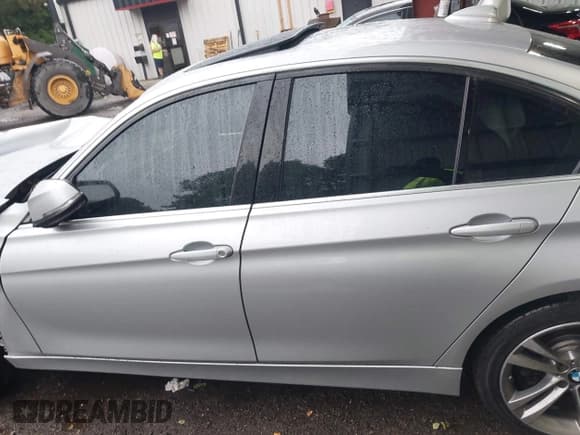 ✅ 2018 BMW 3 Series 330i xDrive • VIN: WBA8D9G52JNU70237 • Лот: 43186572. Опубликован ранее на IAAI с пробегом 102 985 миль. Бесплатный доступ к архиву аукционных продаж из США и подробный отчёт об истории автомобиля на DreamBid. Изображение 15.