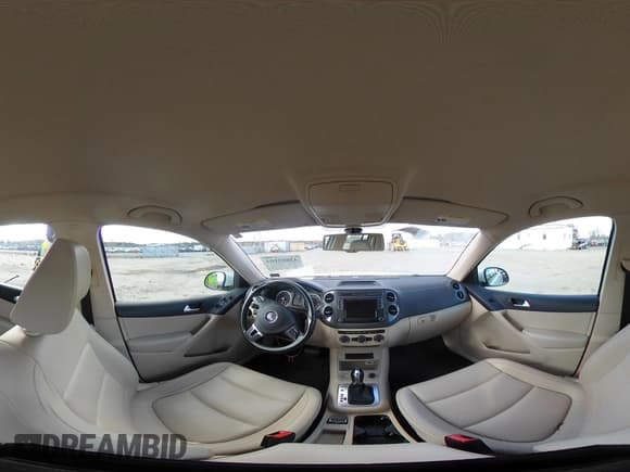 ✅ 2017 Volkswagen Tiguan S • VIN: WVGBV7AX7HK000183 • Lot: 43803104. Wystawiony na IAAI z przebiegiem 94 265 mil. Bezpłatny archiwum sprzedaży aukcyjnych z USA i szczegółowy raport historii pojazdu na DreamBid. Zdjęcie 18.