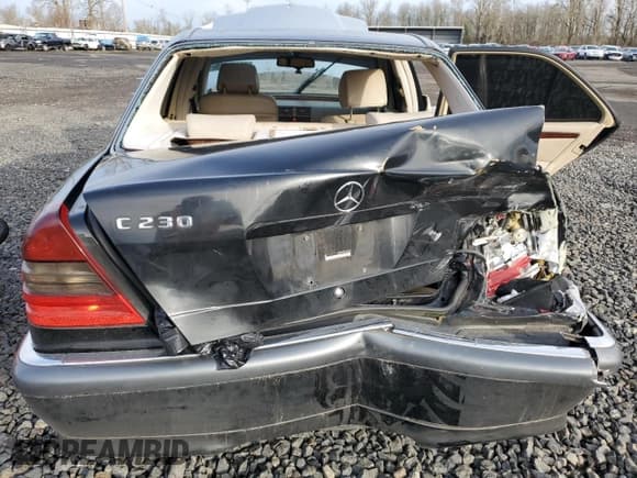 ✅ 1998 Mercedes-Benz C 230/260/280/320 • VIN: WDBHA23G4WA613941 • Lot: 46408815. Wystawiony na Copart z przebiegiem Nie podano. Bezpłatny archiwum sprzedaży aukcyjnych z USA i szczegółowy raport historii pojazdu na DreamBid. Zdjęcie 6.