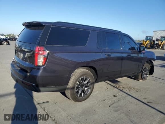 ✅ 2022 Chevrolet Suburban Z71 • VIN: 1GNSKDKD9NR215834 • Lot: 72825154. Wystawiony na Copart z przebiegiem 26 503 mil. Bezpłatny archiwum sprzedaży aukcyjnych z USA i szczegółowy raport historii pojazdu na DreamBid. Zdjęcie 3.