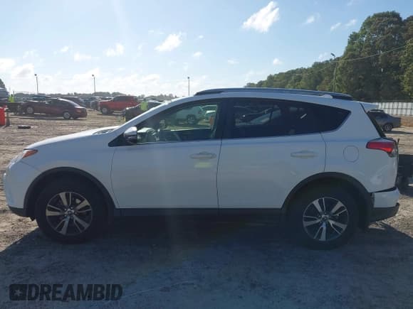 ✅ 2017 Toyota RAV4 XLE • VIN: JTMWFREVXHJ128933 • Lot: 43330627. Listed on IAAI with 73,102 mi. Free auction sales archive from the USA and detailed vehicle history report at DreamBid. Image 15.