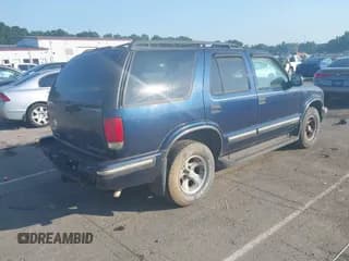 ✅ 1998 Chevrolet Blazer LS • VIN: 1GNCS13W6W2265944 • Lot: 42605580. Wystawiony na IAAI z przebiegiem 199 389 mil. Bezpłatny archiwum sprzedaży aukcyjnych z USA i szczegółowy raport historii pojazdu na DreamBid. Zdjęcie 4.
