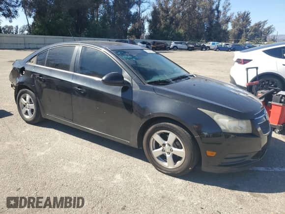 2014 Chevrolet Cruze 1LT z VIN 1G1PC5SB0E7108319, wystawiony jako Copart lot #82359805 z przebiegiem 127 086 mil mil oraz Szkoda całkowita • Salvage title. Historia ofert i sprzedaży dostępna na DreamBid. Obrazek 4.