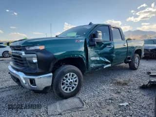 2025 Chevrolet Silverado 2500HD LT z VIN 1GC4KNE79SF180979, wystawiony jako Copart lot #66956035 z przebiegiem 11 391 mil mil oraz Szkoda całkowita • Salvage title. Historia ofert i sprzedaży dostępna na DreamBid. Obrazek 1.