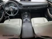 ✅ 2021 Mazda CX-30 Premium • VIN: 3MVDMBDL6MM310614 • Lot: 86799235. Wystawiony na Copart z przebiegiem 76 992 mil. Bezpłatny archiwum sprzedaży aukcyjnych z USA i szczegółowy raport historii pojazdu na DreamBid. Zdjęcie 8.