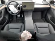 ✅ 2025 Tesla Model Y Performance • VIN: 7SAYGDEF9SA359774 • Lot: 89680715. Wystawiony na Copart z przebiegiem 11 008 mil. Bezpłatny archiwum sprzedaży aukcyjnych z USA i szczegółowy raport historii pojazdu na DreamBid. Zdjęcie 8.