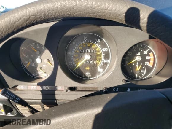 ✅ 1984 Mercedes-Benz 380 SL • VIN: WDBBA45A7EA009003 • Lot: 83547714. Wystawiony na Copart z przebiegiem 62 317 mil. Bezpłatny archiwum sprzedaży aukcyjnych z USA i szczegółowy raport historii pojazdu na DreamBid. Zdjęcie 9.