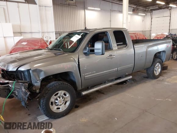 ✅ 2008 Chevrolet Silverado 2500HD 1LT • VIN: 1GCHK29698E176379 • Lot: 41808600. Wystawiony na IAAI z przebiegiem 182 610 mil. Bezpłatny archiwum sprzedaży aukcyjnych z USA i szczegółowy raport historii pojazdu na DreamBid. Zdjęcie 22.