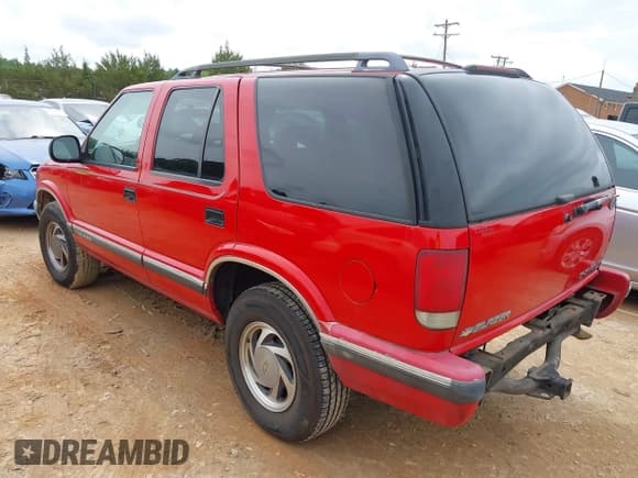 ✅ 1997 Chevrolet Blazer LS • VIN: 1GNDT13W2V2103356 • Lot: 42352435. Wystawiony na IAAI z przebiegiem 181 975 mil. Bezpłatny archiwum sprzedaży aukcyjnych z USA i szczegółowy raport historii pojazdu na DreamBid. Zdjęcie 3.