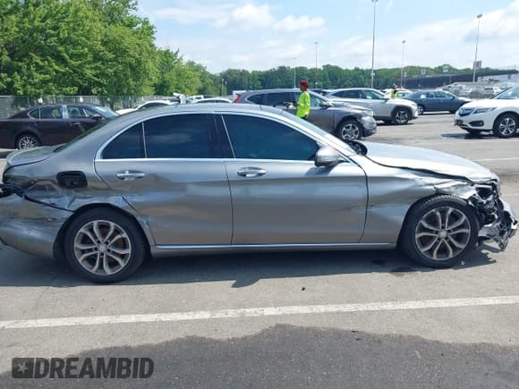 ✅ 2016 Mercedes-Benz C 300 • VIN: 55SWF4KB1GU135738 • Lot: 42741281. Wystawiony na IAAI z przebiegiem 140 003 mil. Bezpłatny archiwum sprzedaży aukcyjnych z USA i szczegółowy raport historii pojazdu na DreamBid. Zdjęcie 13.