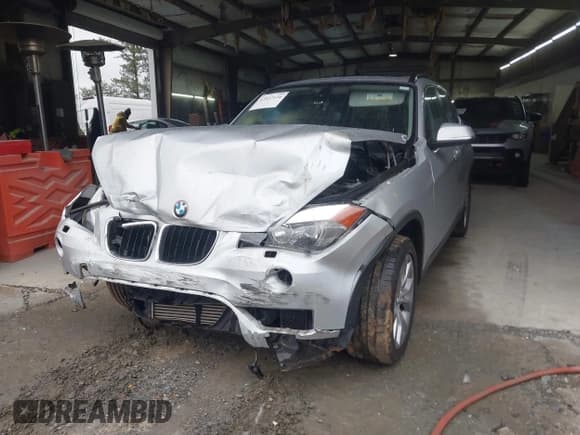 ✅ 2014 BMW X1 xDrive28i • VIN: WBAVL1C50EVY12027 • Lot: 43537124. Listed on IAAI with 84,465 mi. Free auction sales archive from the USA and detailed vehicle history report at DreamBid. Image 17.