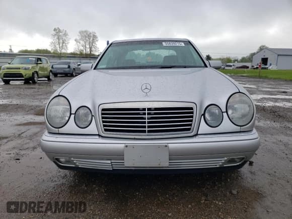 ✅ 1999 Mercedes-Benz E 320 • VIN: WDBJF82H1XX024764 • Lot: 55839215. Wystawiony na Copart z przebiegiem 131 039 mil. Bezpłatny archiwum sprzedaży aukcyjnych z USA i szczegółowy raport historii pojazdu na DreamBid. Zdjęcie 5.