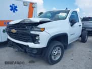 ✅ 2024 Chevrolet Silverado 2500HD • VIN: 1GB0WLE77RF158999 • Лот: 42621436. Опубликован ранее на IAAI с пробегом 7 829 миль. Бесплатный доступ к архиву аукционных продаж из США и подробный отчёт об истории автомобиля на DreamBid. Изображение 2.