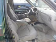 ✅ 2004 Chevrolet Blazer LS • VIN: 1GNDT13X24K107558 • Lot: 42124715. Wystawiony na IAAI z przebiegiem 80 843 mil. Bezpłatny archiwum sprzedaży aukcyjnych z USA i szczegółowy raport historii pojazdu na DreamBid. Zdjęcie 5.