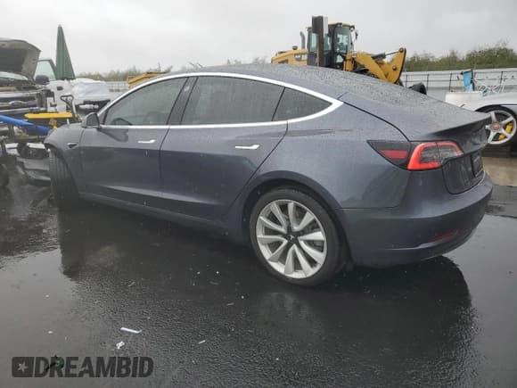 ✅ 2019 Tesla Model 3 Mid Range • VIN: 5YJ3E1EA4KF300909 • Lot: 92940655. Wystawiony na Copart z przebiegiem 101 559 mil. Bezpłatny archiwum sprzedaży aukcyjnych z USA i szczegółowy raport historii pojazdu na DreamBid. Zdjęcie 2.