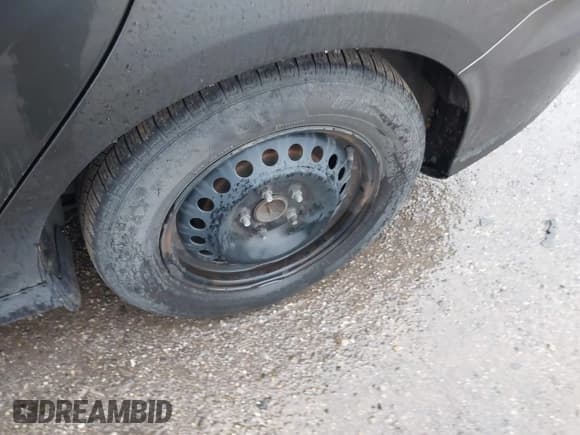 ✅ 2017 Ford Focus S • VIN: 1FADP3E2XHL256073 • Lot: 43826308. Wystawiony na IAAI z przebiegiem 102 685 mil. Bezpłatny archiwum sprzedaży aukcyjnych z USA i szczegółowy raport historii pojazdu na DreamBid. Zdjęcie 12.